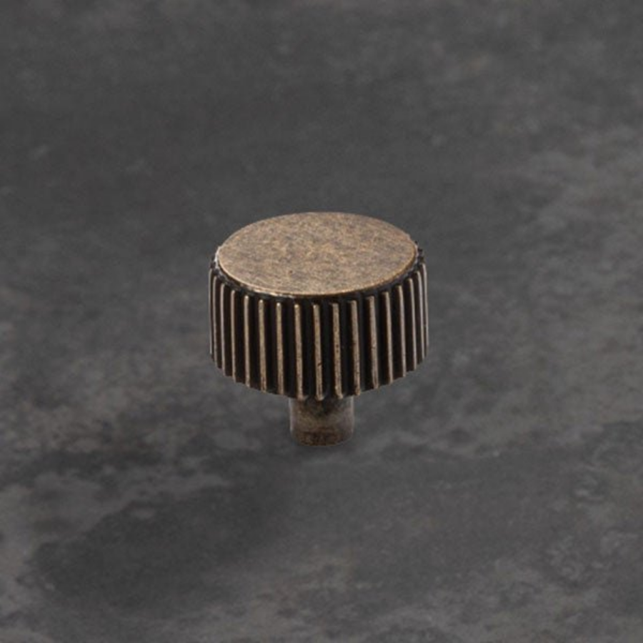 Momo Handles Barrington Knob Bronze